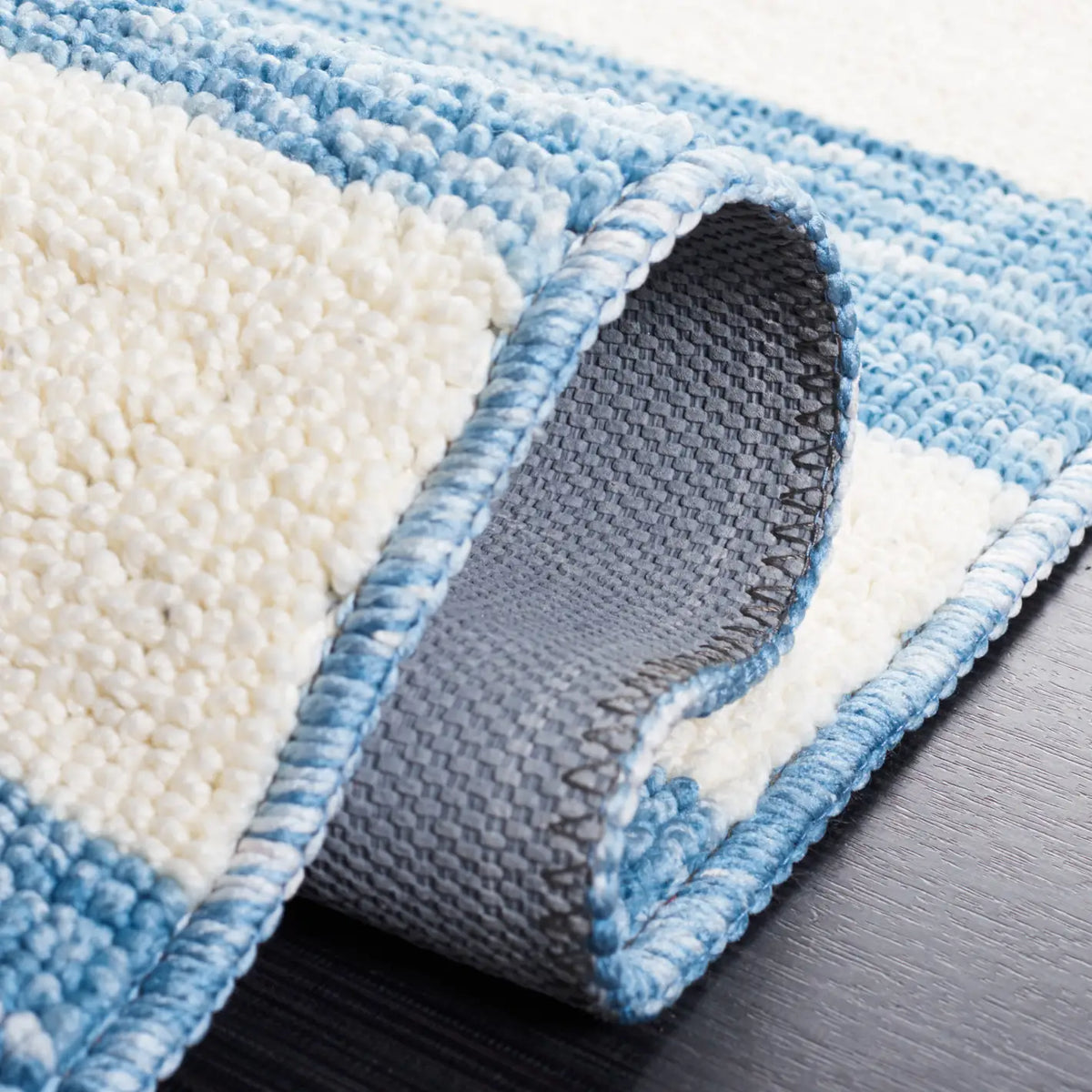 Safavieh Easy Care 4'-0" x 6'-0" Rug in Light Blue / Ivory