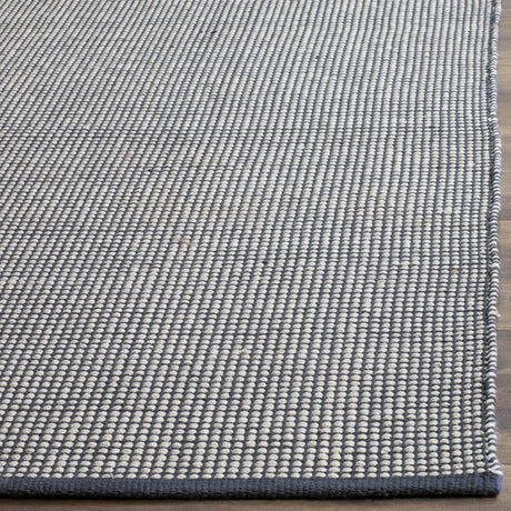 Safavieh Montauk 6'-0" x 9'-0" Rug in Ivory / Navy