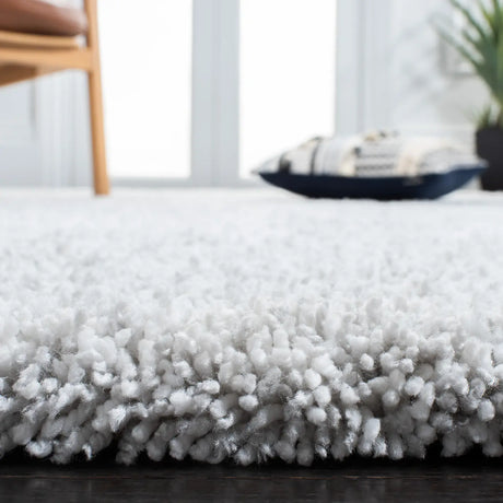 Safavieh Ultimate Shag 4'-0" x 6'-0" Rug in Silver / Ivory