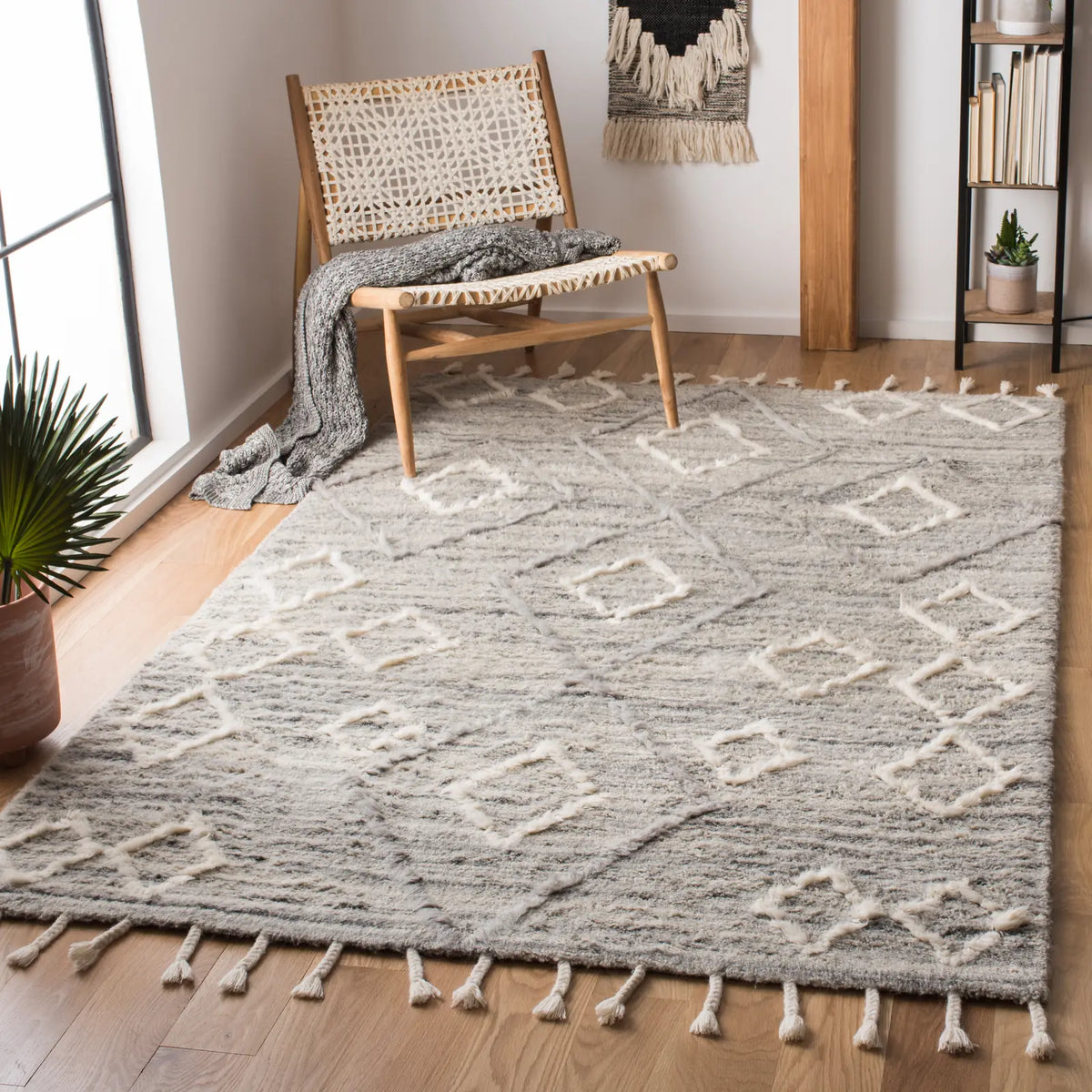Safavieh Casablanca 4'-0" x 6'-0" Rug in Grey / Ivory
