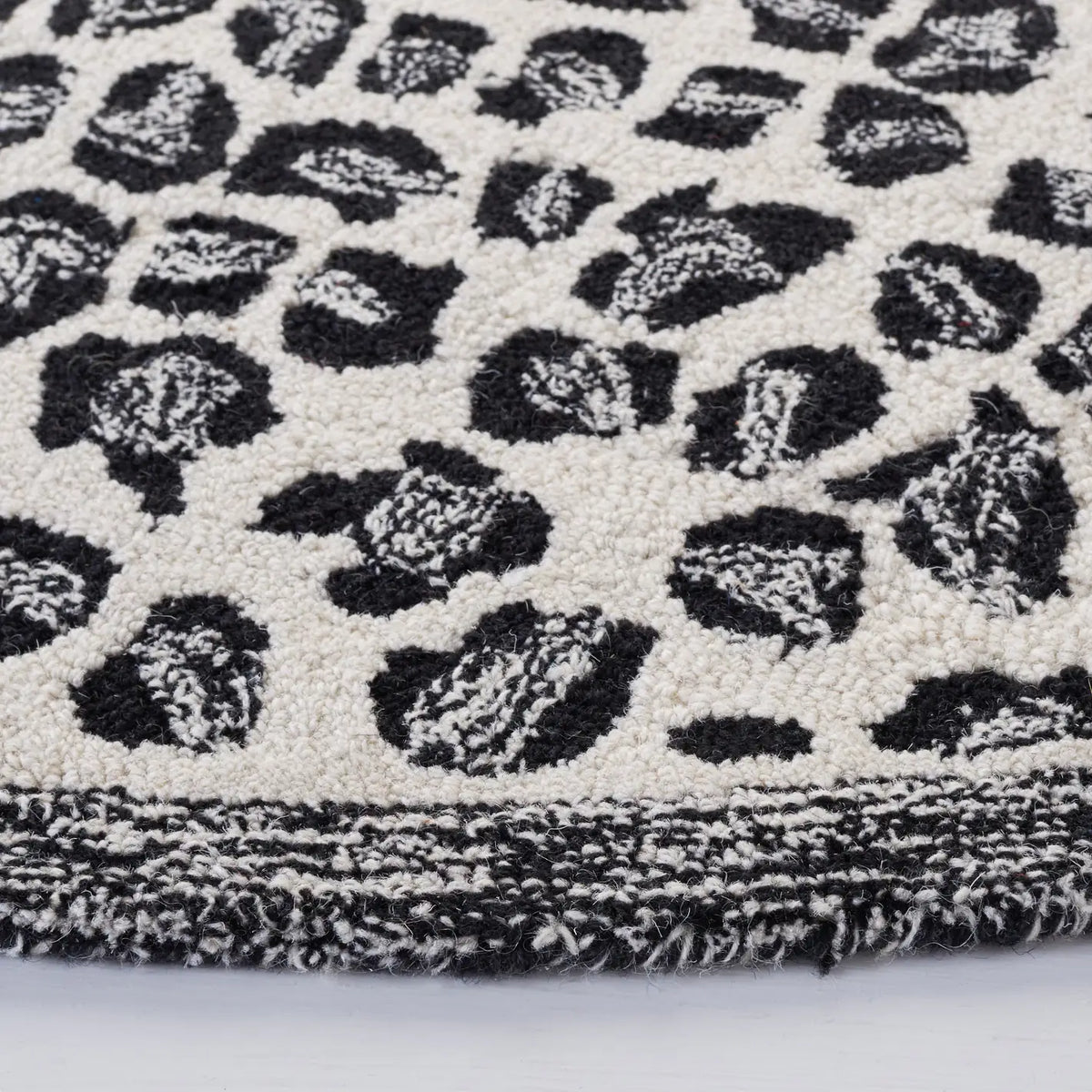 Safavieh Metro 6'-0" x 6'-0" Rug in Black / Ivory