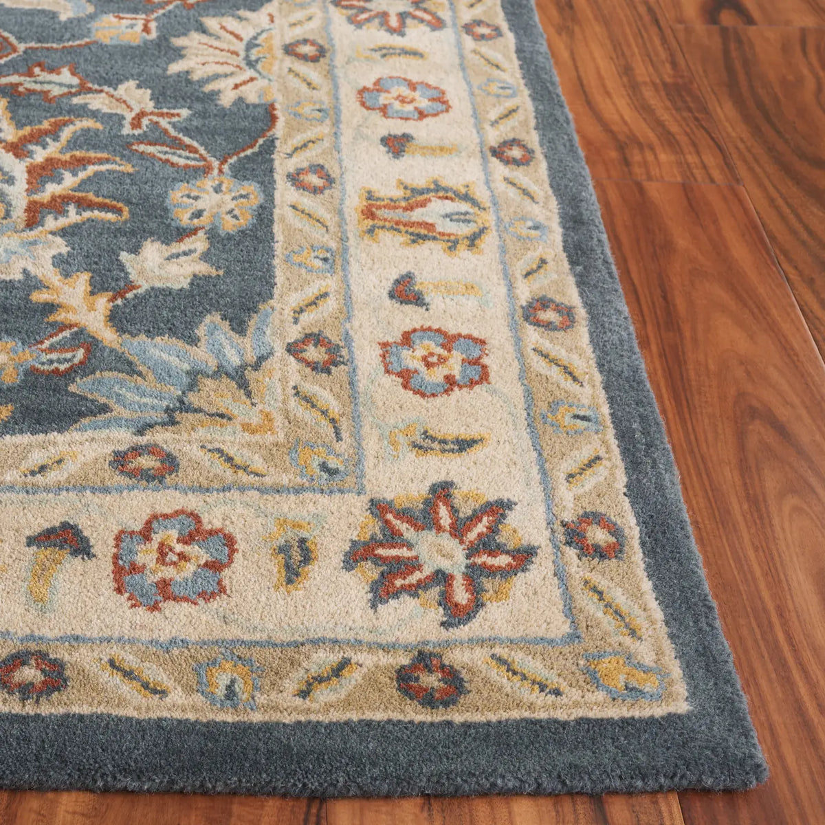 Safavieh Classic 4'-0" x 6'-0" Rug in Dark Grey / Ivory
