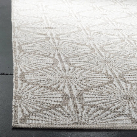 Safavieh Montauk 5'-0" x 8'-0" Rug in Beige / Ivory