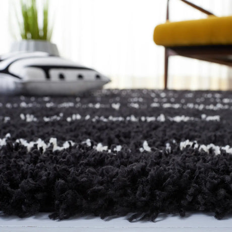 Safavieh Venus Shag 600 4'-0" x 6'-0" Rug in Black / Ivory
