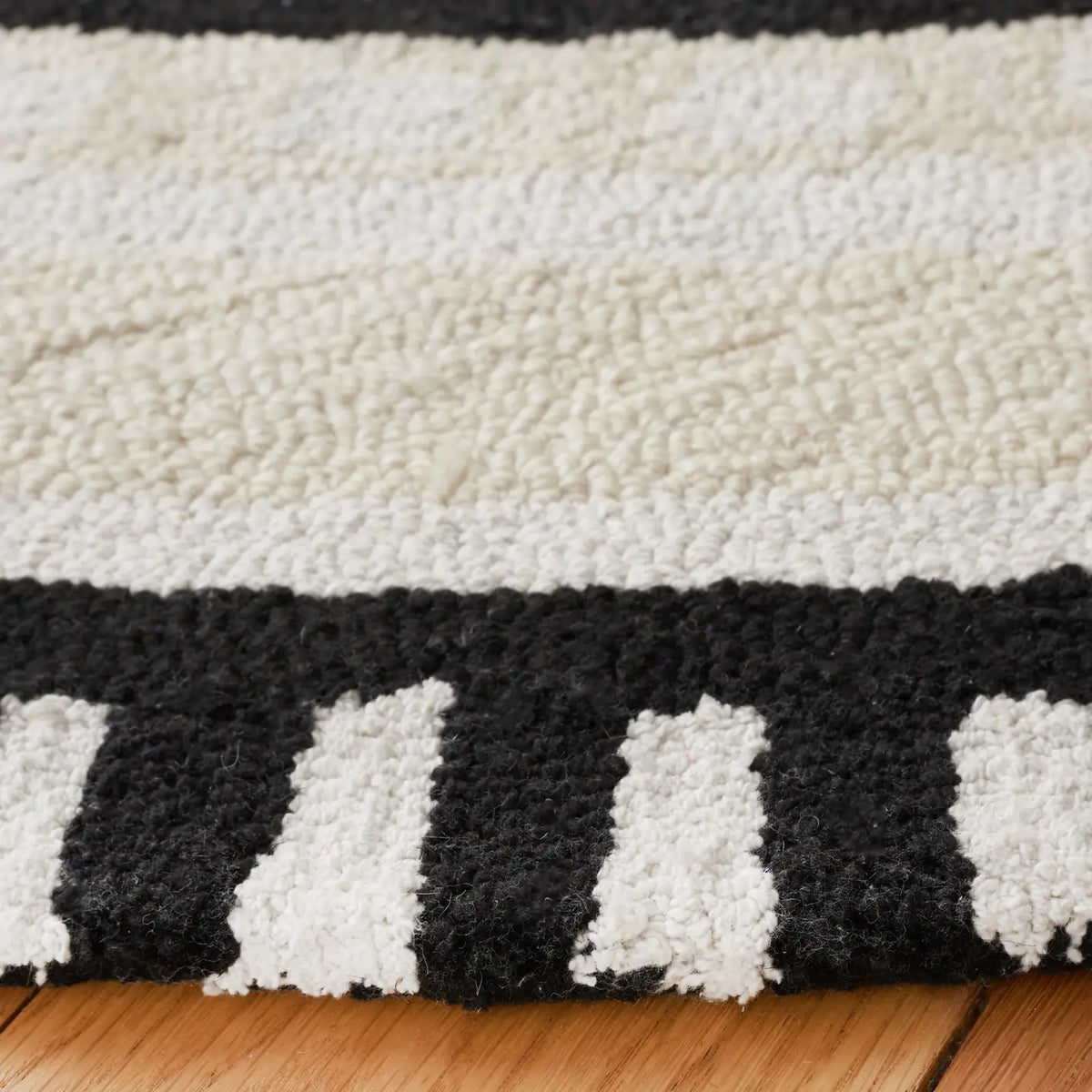 Safavieh Capri 6'-0" x 6'-0" Rug in Ivory / Beige