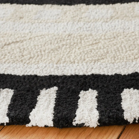Safavieh Capri 6'-0" x 6'-0" Rug in Ivory / Beige