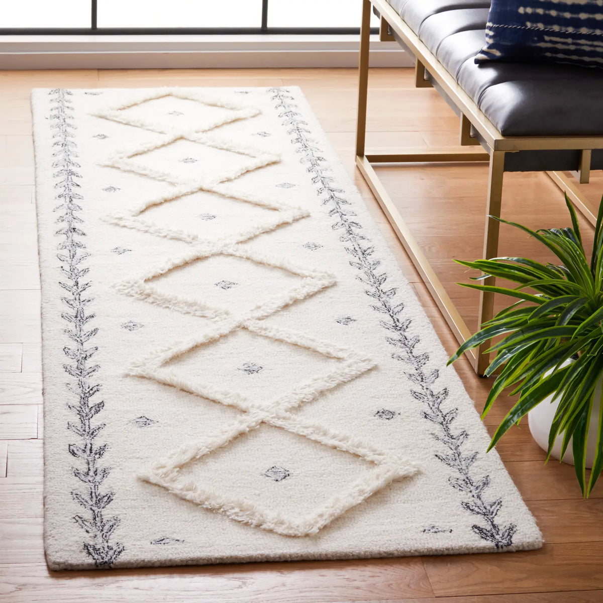 Safavieh Casablanca 2'-3" x 8'-0" Rug in Ivory / Black
