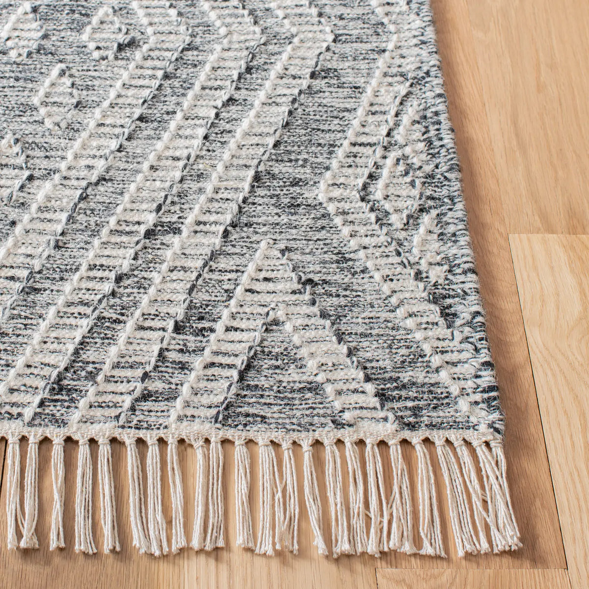Safavieh Kilim 4'-0" x 6'-0" Rug in Black / Ivory