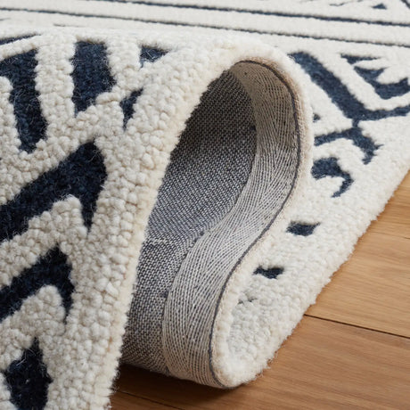 Safavieh Casablanca 4'-0" x 6'-0" Rug in Ivory / Navy