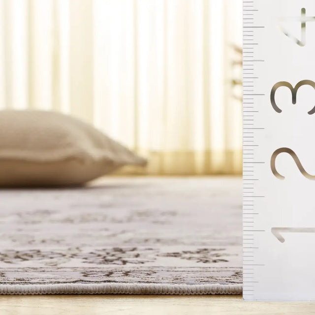 Safavieh Arizona 5'-0" x 8'-0" Rug in Beige / Ivory