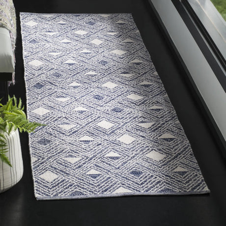 Safavieh Montauk 2'-3" x 7'-0" Rug in Navy / Ivory