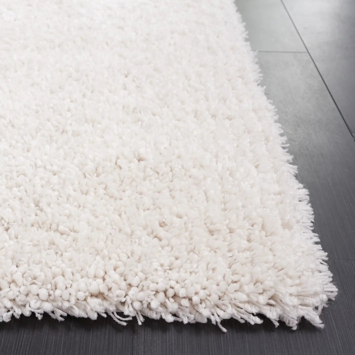 Safavieh Shag 4'-0" x 6'-0" Rug in Ivory