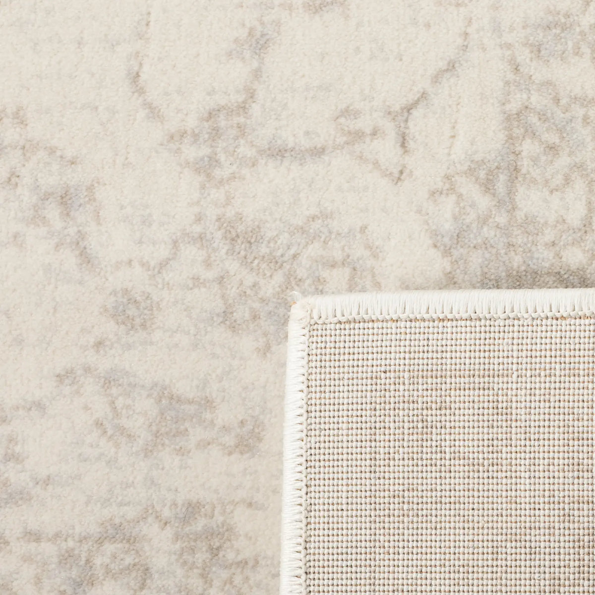 Safavieh Carnegie 5'-1" x 7'-6" Rug in Cream / Light Grey