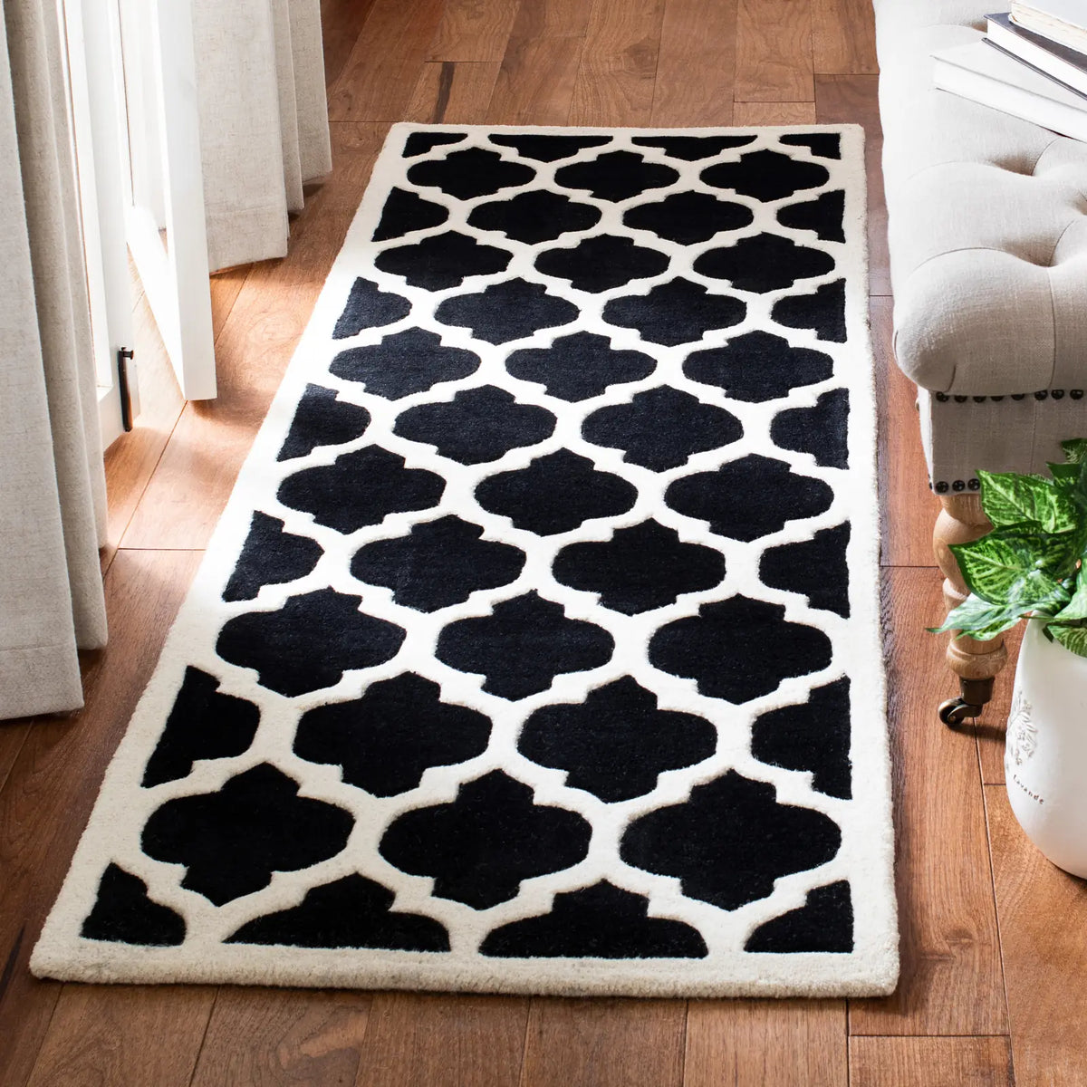 Safavieh Chatham 2'-3" x 11'-0" Rug in Black / Ivory
