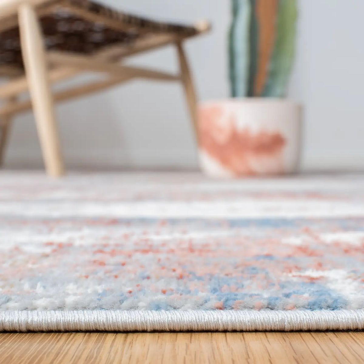 Safavieh Amelia 4'-5" x 6'-5" Rug in Ivory / Rust