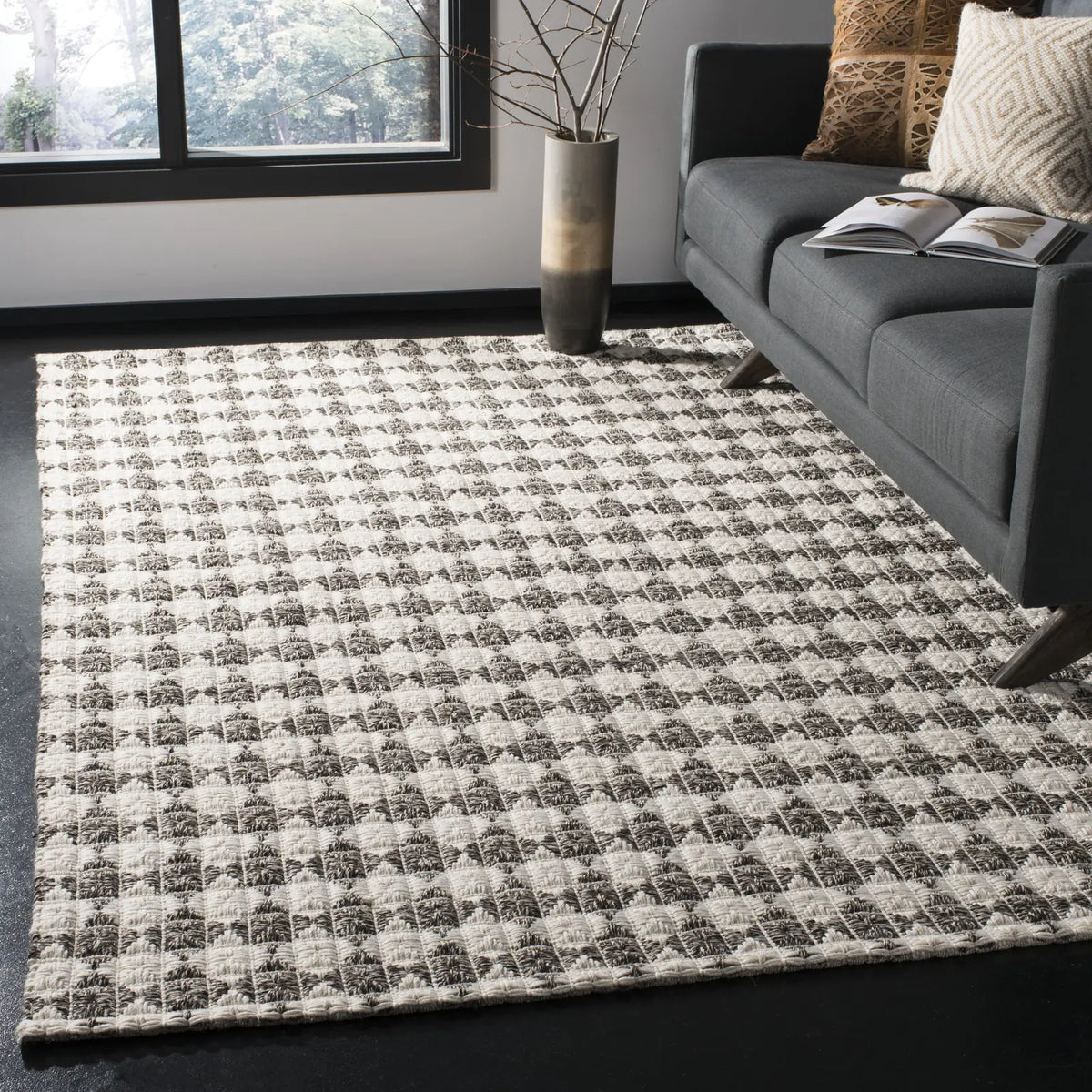 Safavieh Natura 5'-0" x 8'-0" Rug in Black / Ivory