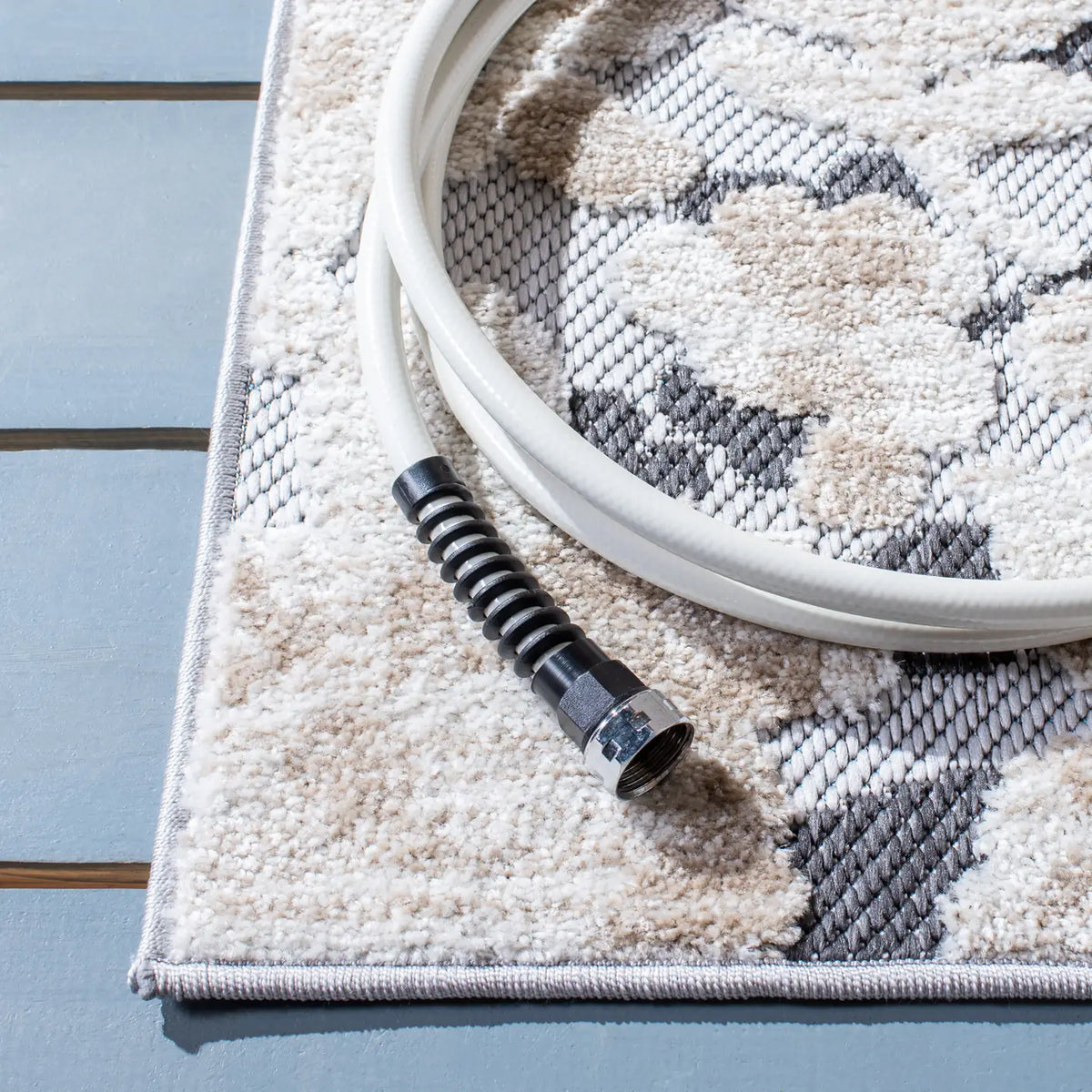 Safavieh Cabana 4'-5" x 6'-5" Rug in Ivory / Charcoal
