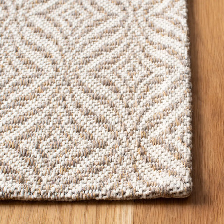 Safavieh Augustine 4'-0" x 6'-0" Rug in Taupe / Cream