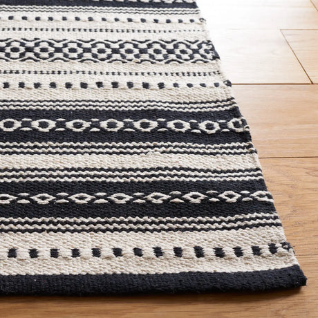 Safavieh Montauk 4'-0" x 6'-0" Rug in Black / Ivory