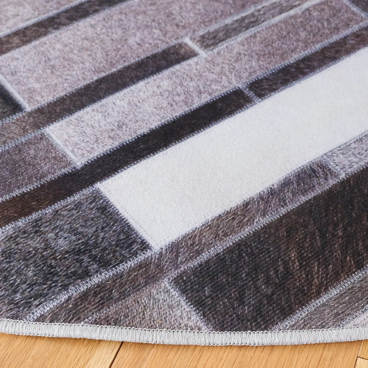 Safavieh Faux Hide 6'-0" x 6'-0" Rug in Ivory / Grey