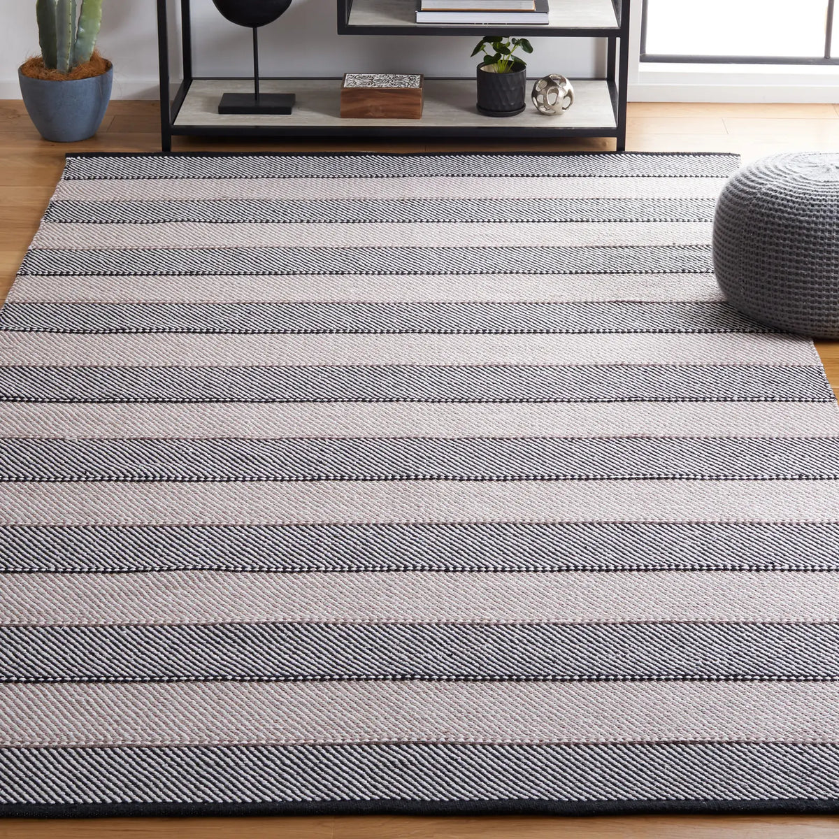Safavieh Striped Kilim 4'-0" x 6'-0" Rug in Ivory / Black