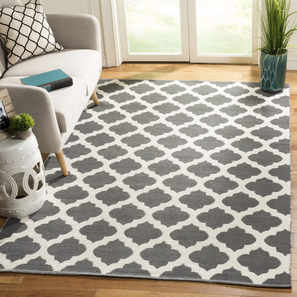 Safavieh Montauk 4'-0" x 6'-0" Rug in Dark Grey / Ivory