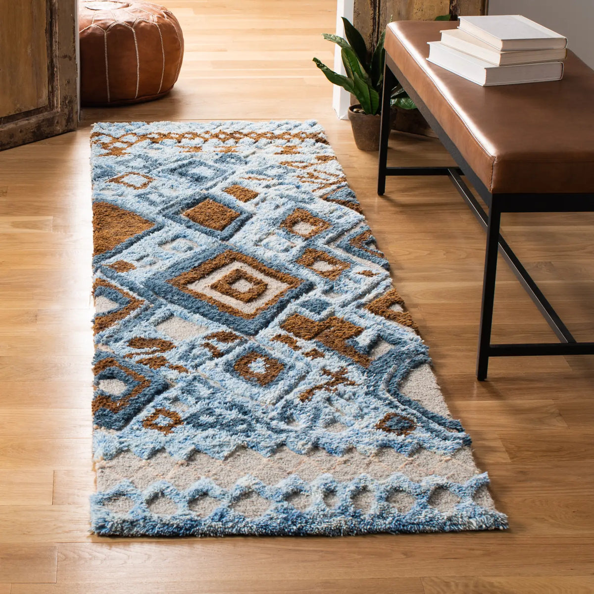 Safavieh Casablanca Shag 2'-3" x 8'-0" Rug in Grey / Gold