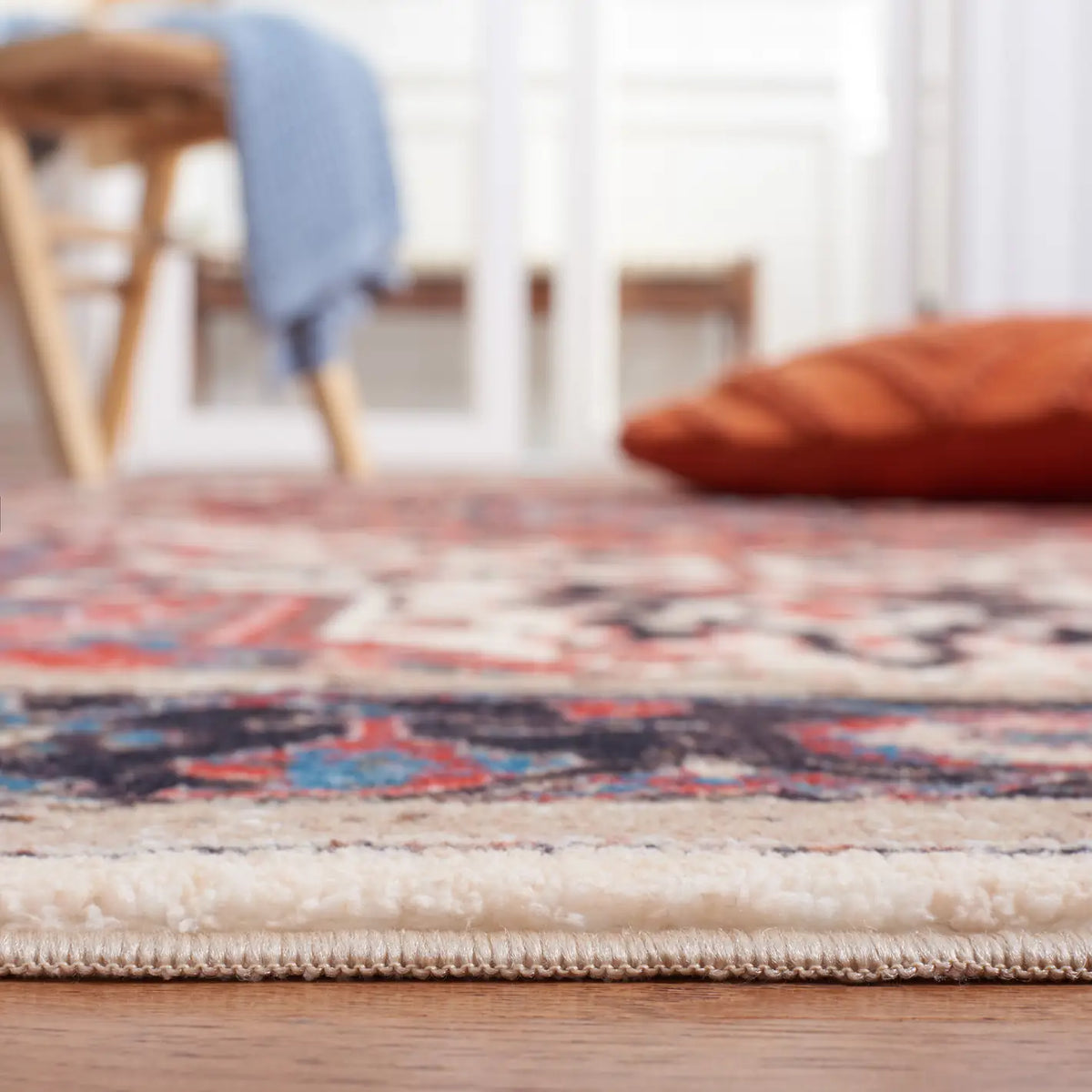 Safavieh Riviera 4'-5" x 6'-0" Rug in Ivory / Blue