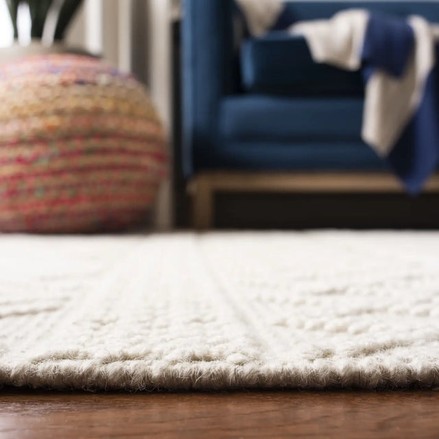Safavieh Vermont 4'-0" x 6'-0" Rug in Ivory