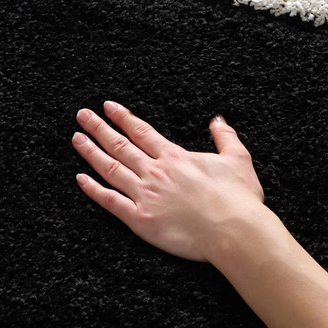 Safavieh Florida Shag 4'-0" x 6'-0" Rug in Black / Ivory