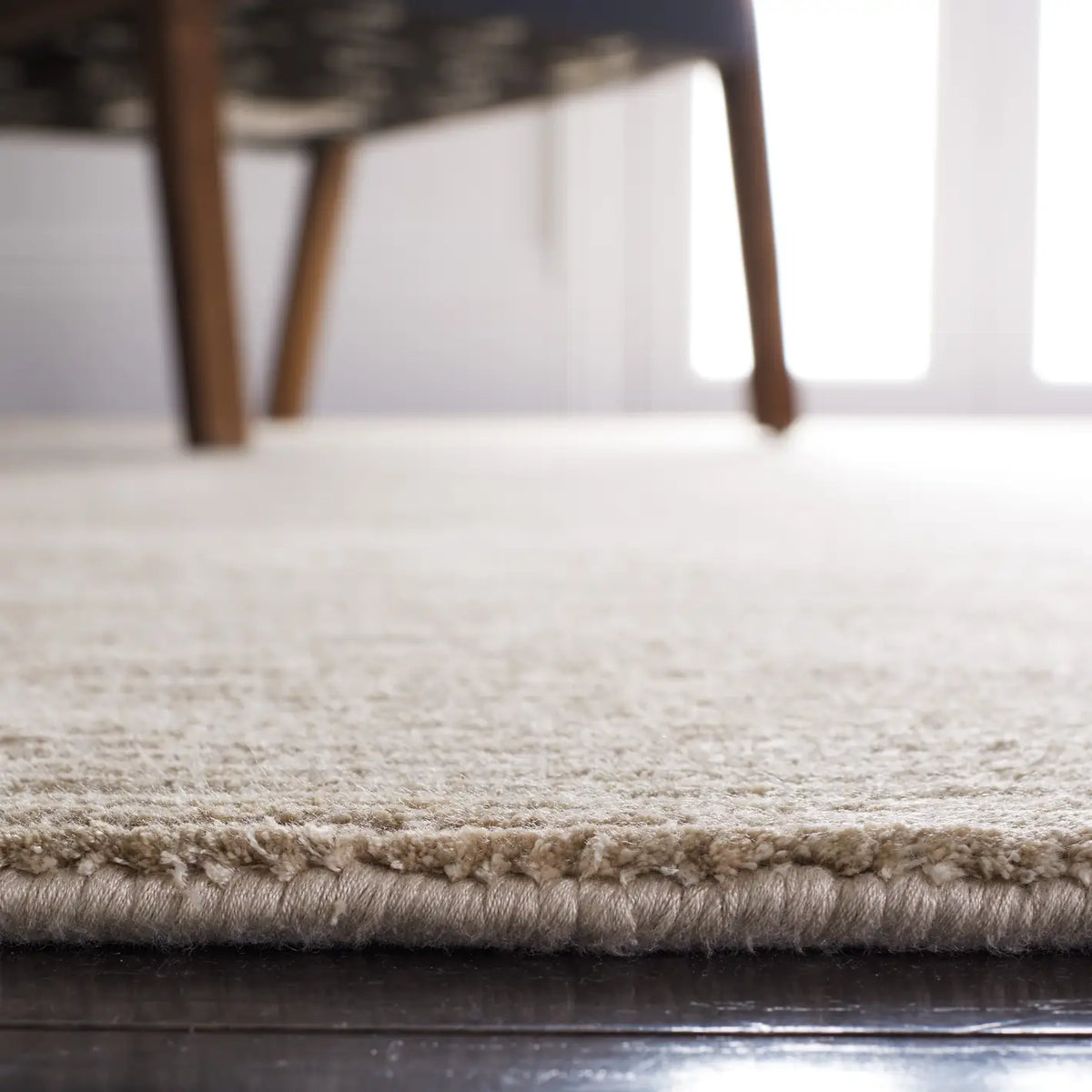 Safavieh Mirage 5'-0" x 8'-0" Rug in Light Silver