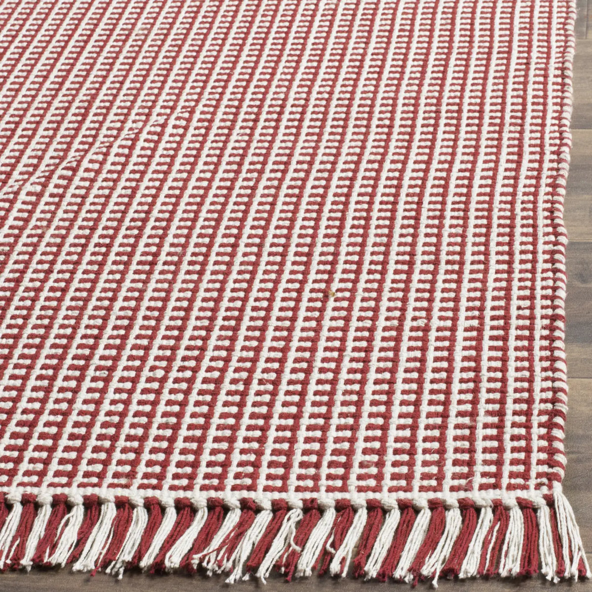 Safavieh Montauk 6'-0" x 9'-0" Rug in Ivory / Red