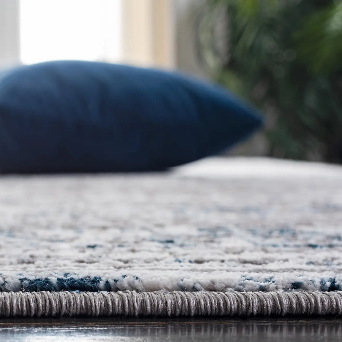 Safavieh Amelia 4'-5" x 6'-5" Rug in Grey / Blue