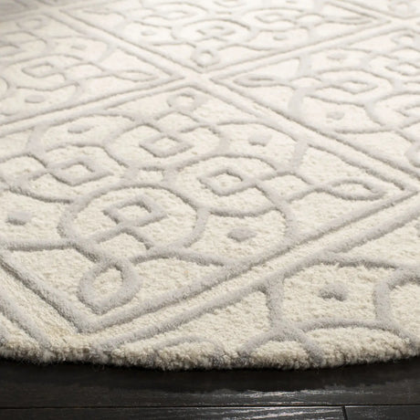 Safavieh Cambridge 6'-0" x 6'-0" Rug in Ivory / Grey