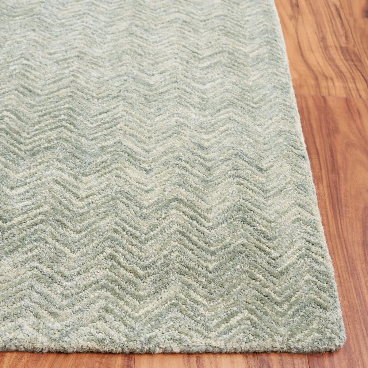 Safavieh Glamour 4'-0" x 6'-0" Rug in Green / Ivory