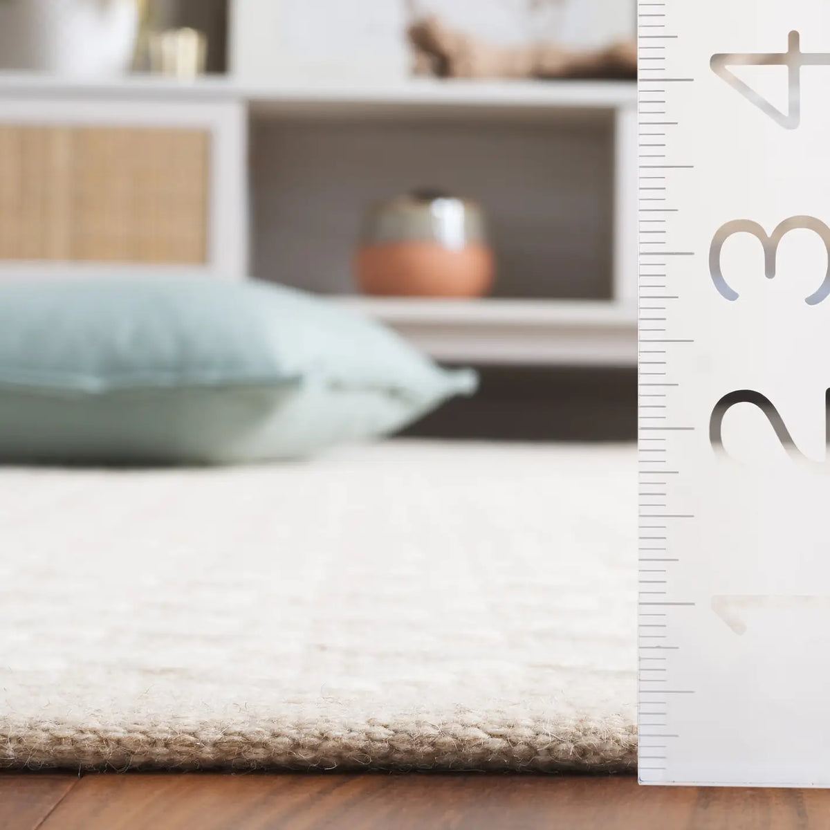 Safavieh Vermont 4'-0" x 6'-0" Rug in Beige / Ivory