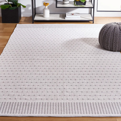 Safavieh Montauk 4'-0" x 6'-0" Rug in Light Grey / Ivory