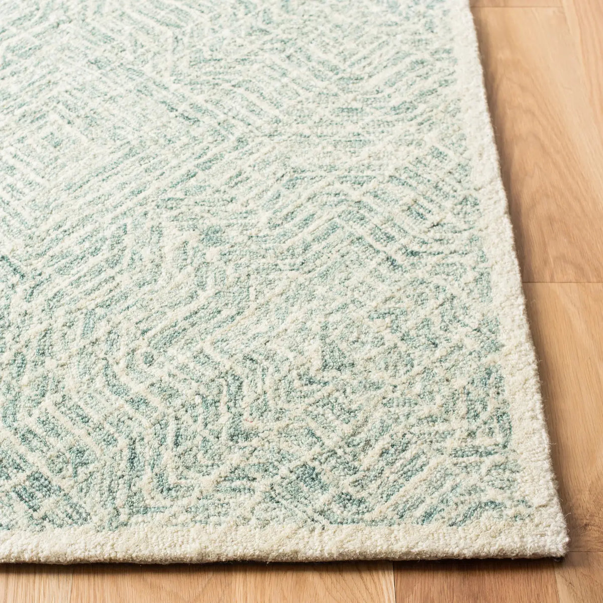 Safavieh Capri 4'-0" x 6'-0" Rug in Blue / Ivory