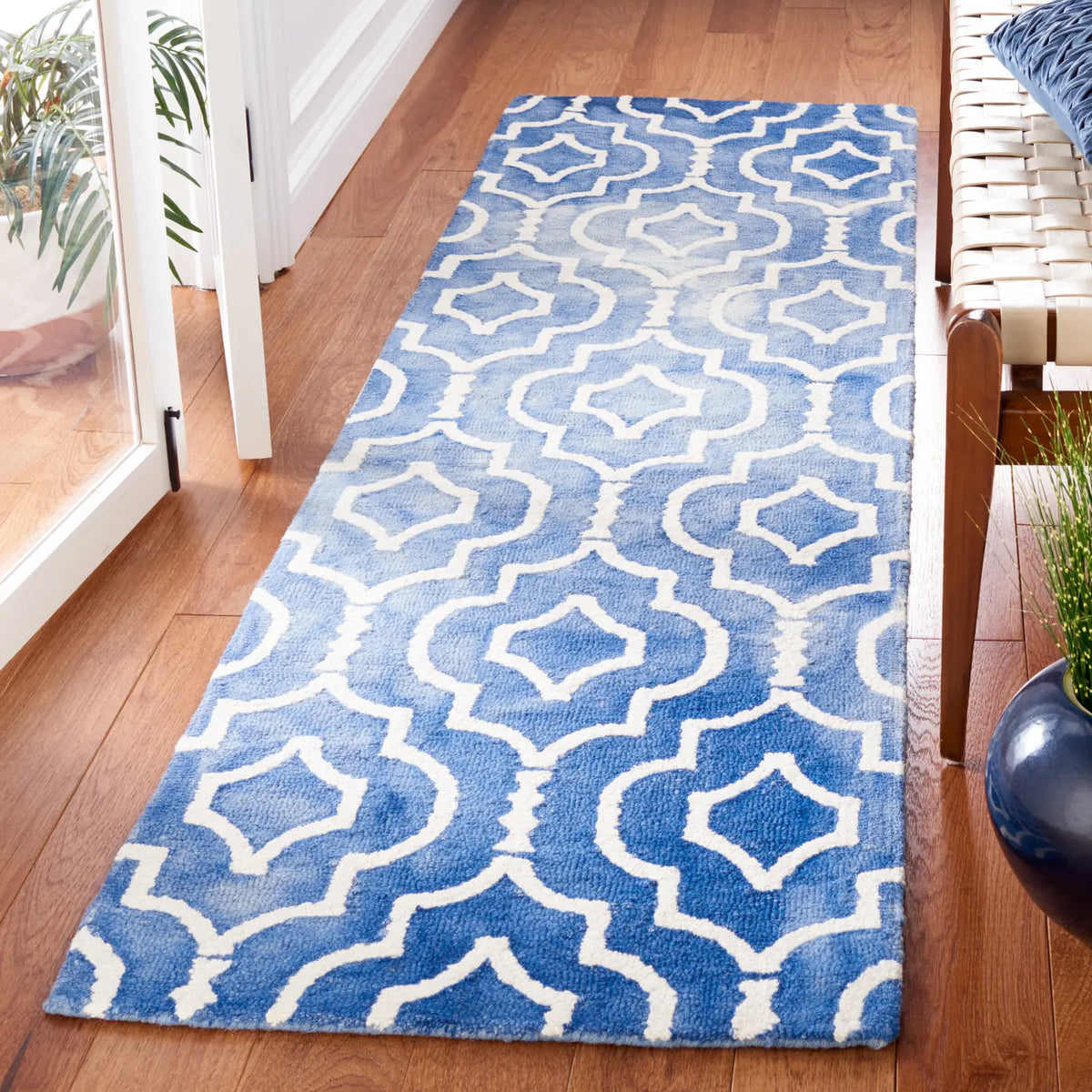 Safavieh Dip Dye 2'-3" x 8'-0" Rug in Blue / Ivory