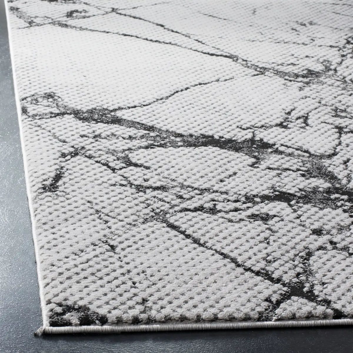 Safavieh Lurex 100 4'-0" x 6'-0" Rug in Grey / Black