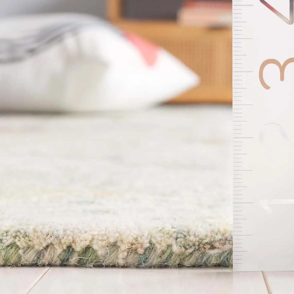 Safavieh Blossom 4'-0" x 6'-0" Rug in Green / Ivory
