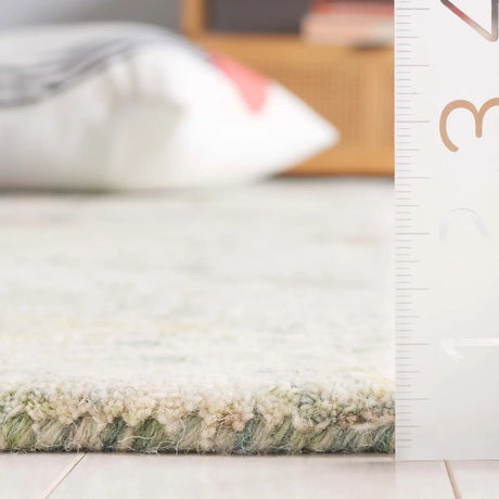 Safavieh Blossom 4'-0" x 6'-0" Rug in Green / Ivory
