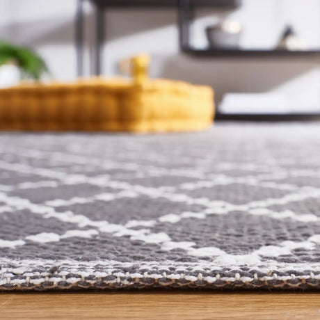 Safavieh Montauk 4'-0" x 6'-0" Rug in Dark Grey / Ivory