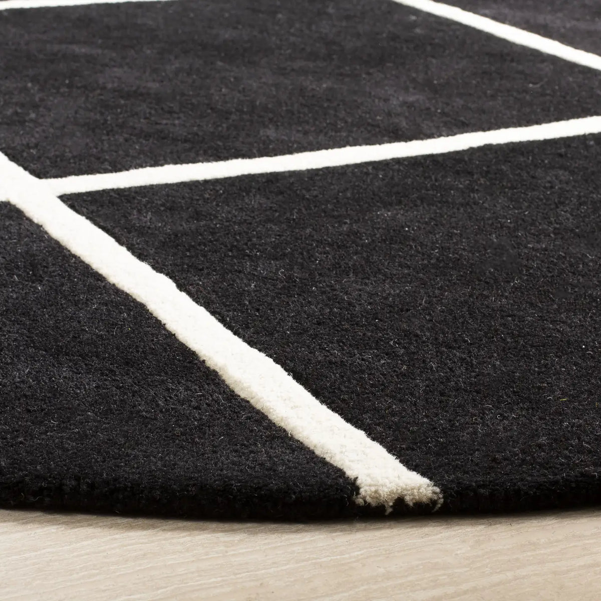 Safavieh Chatham 7'-0" x 7'-0" Rug in Black / Ivory