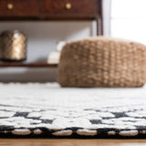 Safavieh Marbella 4'-0" x 6'-0" Rug in Ivory / Black