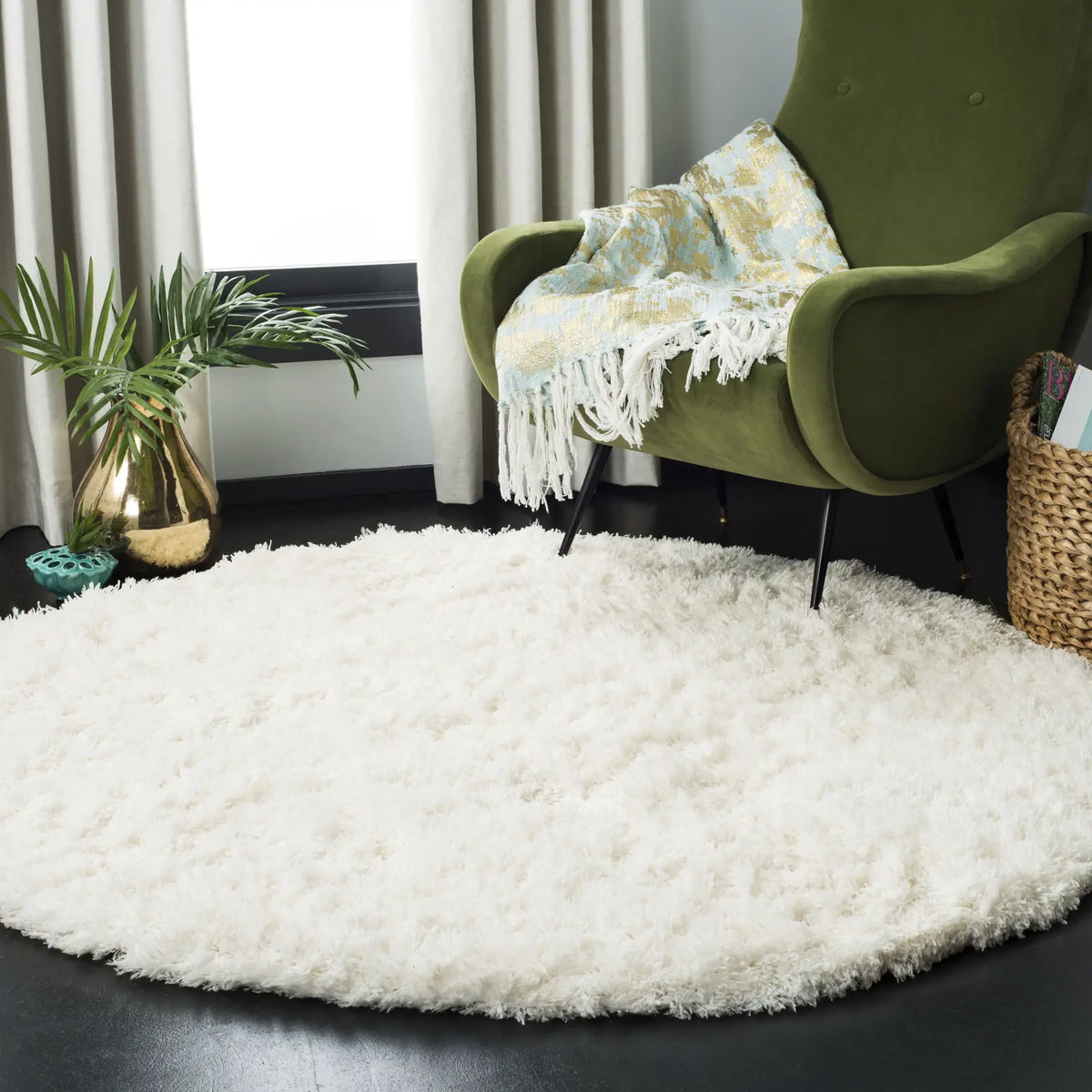 Safavieh Polar Shag 5'-1" x 5'-1" Rug in White