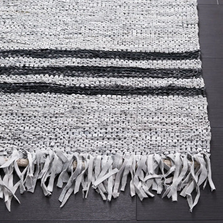 Safavieh Vintage Leather 4'-0" x 6'-0" Rug in Ivory / Black