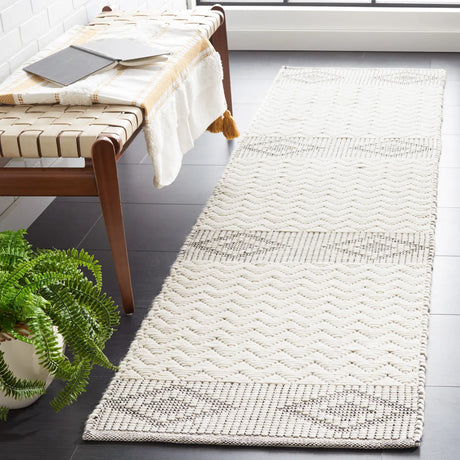 Safavieh Natura 2'-3" x 8'-0" Rug in Ivory / Black