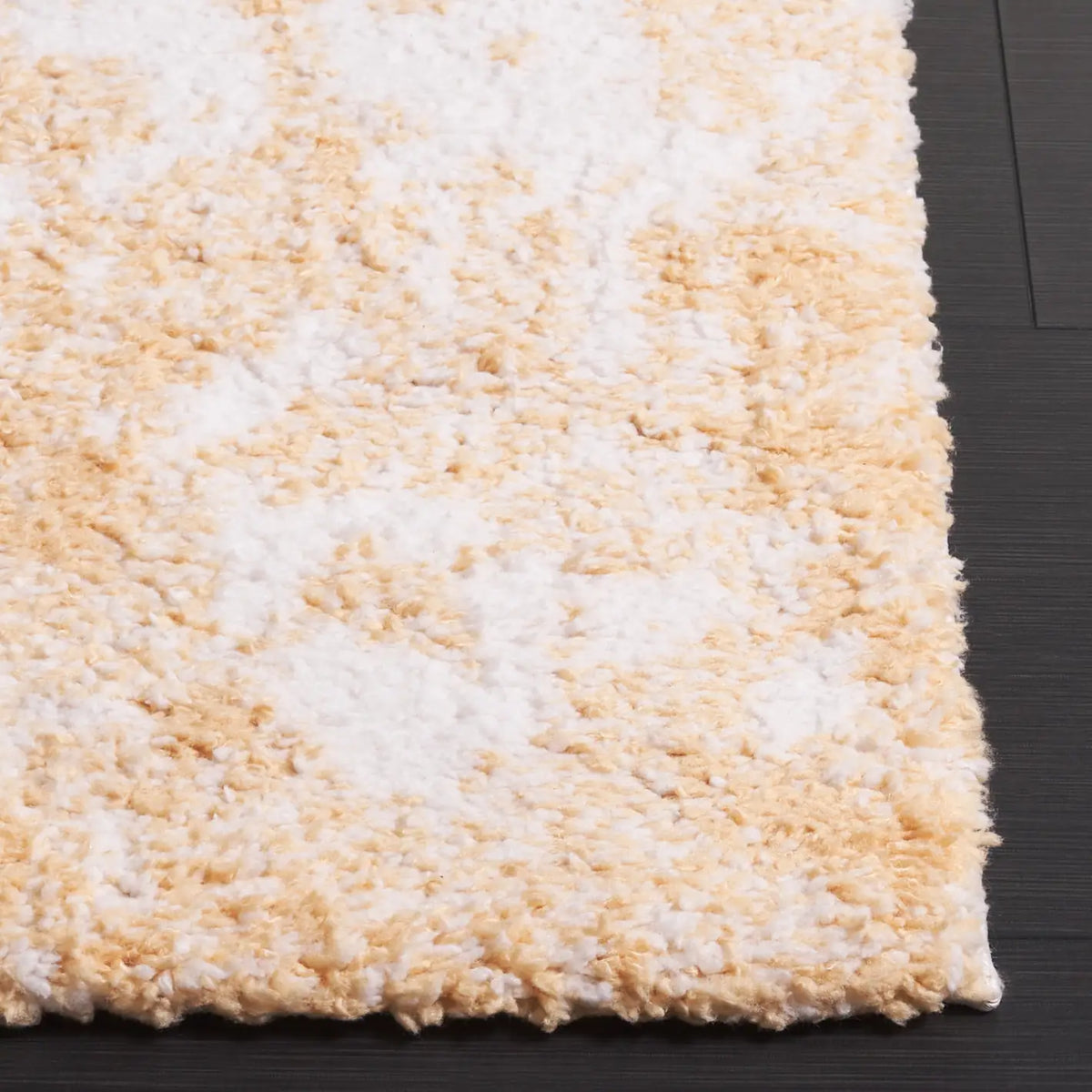 Safavieh Rumi Shag 4'-0" x 6'-0" Rug in Gold / Ivory
