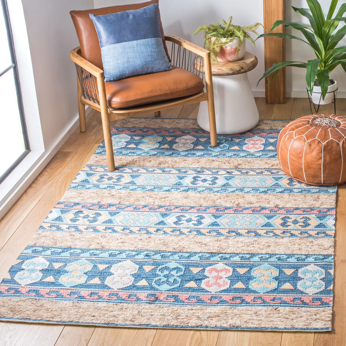 Safavieh Saffron 4'-0" x 6'-0" Rug in Blue / Taupe